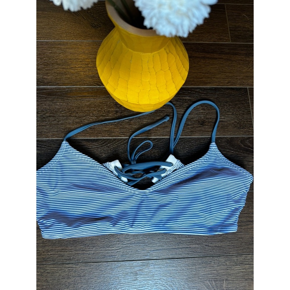 EUC Xhilaration Blue and White Striped Bikini Top. Size Large.